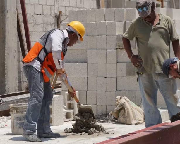 La mayoría de los albañiles en Coahuila labora fuera de la formalidad, sin acceso garantizado a prestaciones ni protección social pese a desempeñar una de las actividades con mayor riesgo.