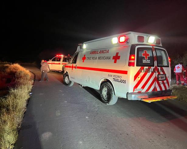 Paramédicos de la Cruz Roja brindaron atención prehospitalaria al lesionado antes de su traslado al hospital.