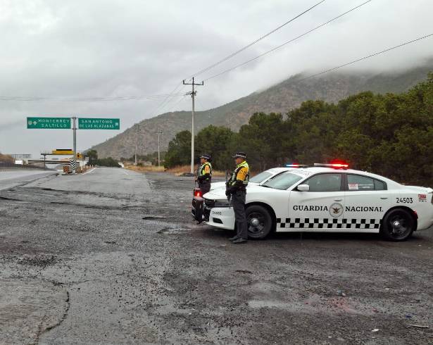 Elementos de la Guardia Nacional mantienen vigilancia y control de tránsito en carreteras afectadas por nevadas en el norte del país.