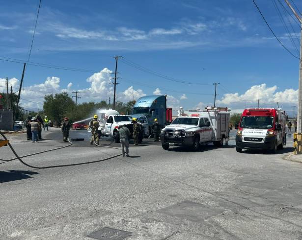 Corporaciones de emergencia participaron en el simulacro realizado en la zona industrial de Monclova con motivo del Día Nacional de Protección Civil.