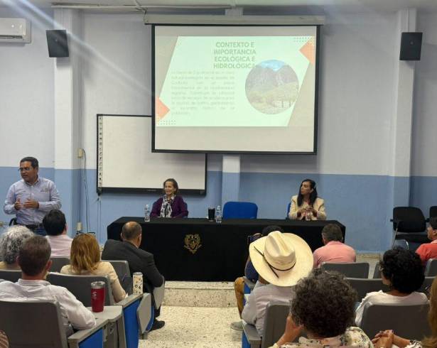 Participantes durante el Foro Académico Vecinal “Territorio y Ciudad” en el auditorio de la UAAAN.