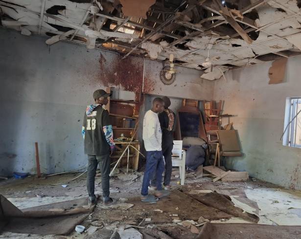 Gente inspecciona el lugar donde estalló una bomba dentro de una mezquita en Maiduguri, Nigeria, el jueves 25 de diciembre de 2025.