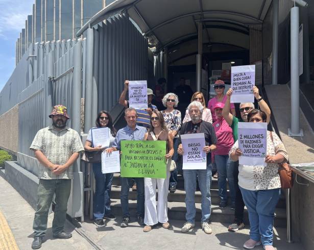 Vecinos denunciaron daños a un jardín de lluvia y encharcamientos en la colonia.