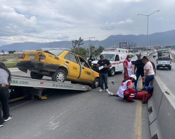 El taxi terminó volcado luego de ser impactado por los bloques de concreto que fueron desplazados tras el choque.