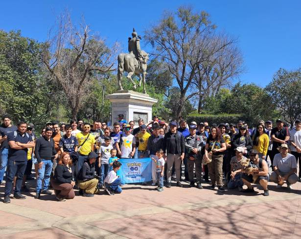 Integrantes de Logia Saltillo se reunieron en el monumento a Ignacio Zaragoza para realizar rifas y actividades comunitarias durante el evento.