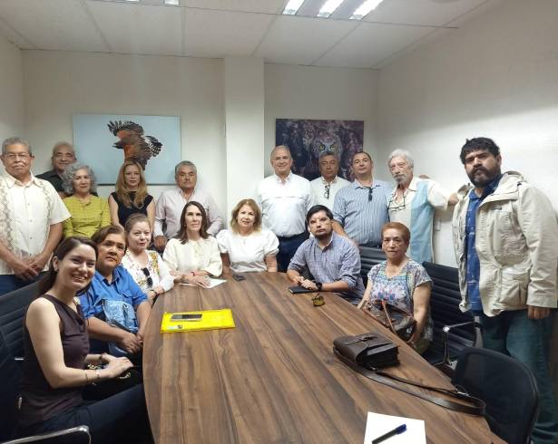 Integrantes de organizaciones vecinales entregaron al secretario del Ayuntamiento, Francisco Saracho Navarro, el documento con propuestas sobre el desarrollo de Saltillo.