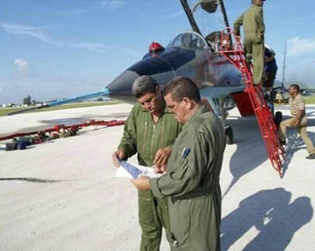De izquierda a derecha, al teniente coronel Luis Raúl González-Pardo y a Lorenzo Alberto Pérez-Pérez, ambos pilotos de MiG de la Fuerza Aérea Cubana.