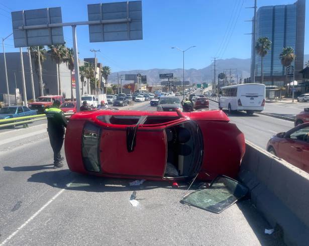Paramédicos de la Cruz Roja brindaron los primeros auxilios a Claudia “N” en el lugar del percance.