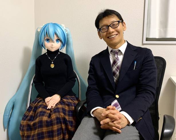 TOKIO (JAPÓN), 16/01/2026.- Casarte con Chat GPT o con tu personaje manga favorito es ya una realidad en Japón, un país que abraza una nueva forma de decir 'sí quiero' sin validez legal, pero que para los implicados redefine los límites del amor en plena era digital y de la inteligencia artificial (IA). Este tipo de uniones con personajes virtuales comenzaron como una expresión extrema de la cultura 'otaku', personas con una afición obsesiva por el anime o el manga, explicó a EFE el organizador de bodas Yasuyuki Sakurai, pero hoy en día se han convertido en un fenómeno internacional. EFE/ Pilar Bernal Zamora