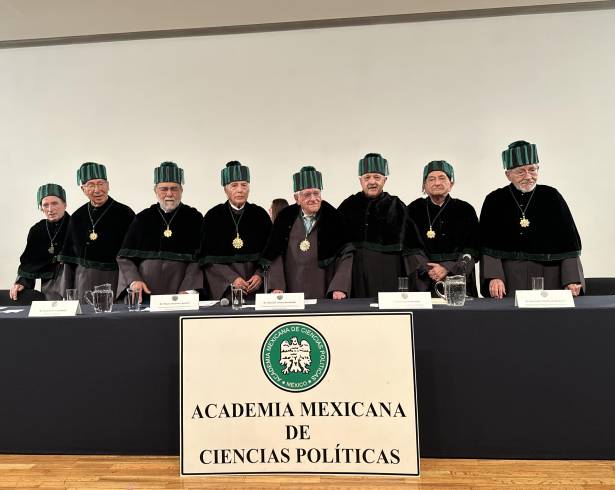 Armando Fuentes Aguirre fue condecorado en el corazón de la Ciudad de México, en Bellas Artes.