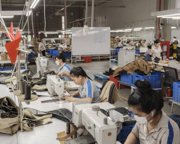 Trabajadores de la fábrica del Grupo Trayton en Binh Duong, Vietnam. Las exportaciones chinas están en auge no solo hacia Europa, sino aún más pronunciado hacia el Sudeste Asiático.