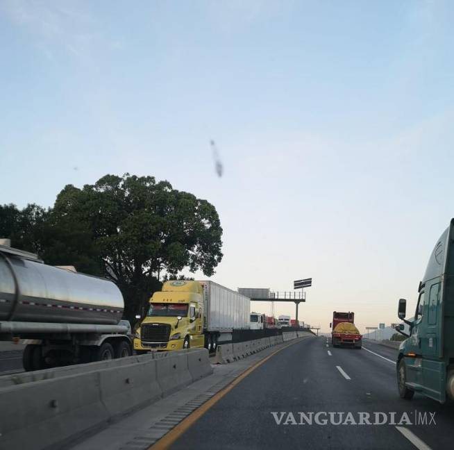 Tráiler cargado de alcohol paralizó la carretera 57 Saltillo-Los Chorros por 4 horas