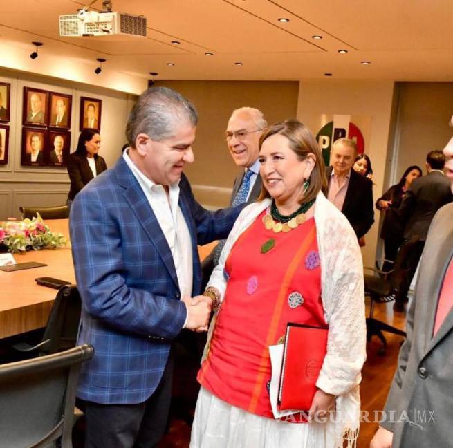 $!El gobernador de Coahuila, Miguel Ángel Riquelme, saluda a la abanderada del FAM, Xóchitl Gálvez, en la sede nacional del PRI