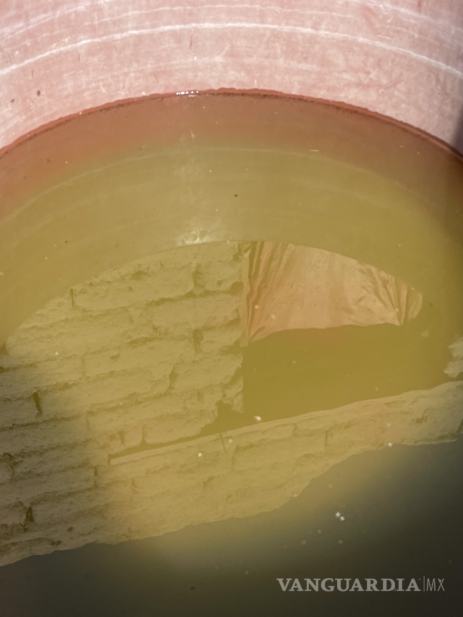 $!Pobladores almacenan el recurso en tinacos. La poca agua que tienen está salada o cubierta de moho.