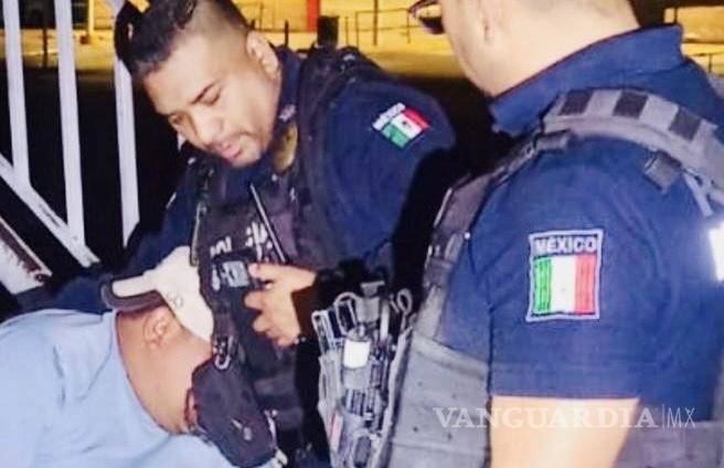 $!El delegado del sector sur intervino directamente al sujetar de los pies al hombre en riesgo, mientras otros oficiales lo distraían; posteriormente fue canalizado a la UNIF para recibir atención especializada