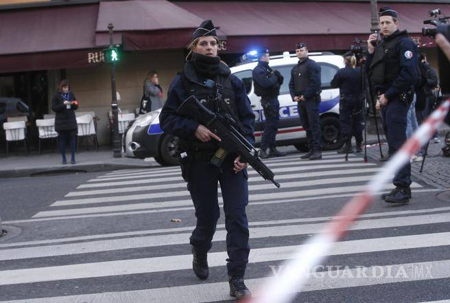 $!Soldado dispara a un hombre armado que gritó “Alá es grande” en el Louvre