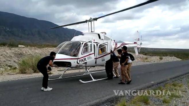 $!Personal de apoyo en el combate es trasladado en helicóptero hasta lo alto de la sierra.