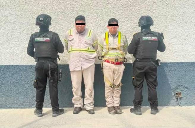 Los sospechosos se trasladaban en una camioneta con los logos de la CFE e intentaron huir cuando fueron abordados por elementos de Fuerza Civil