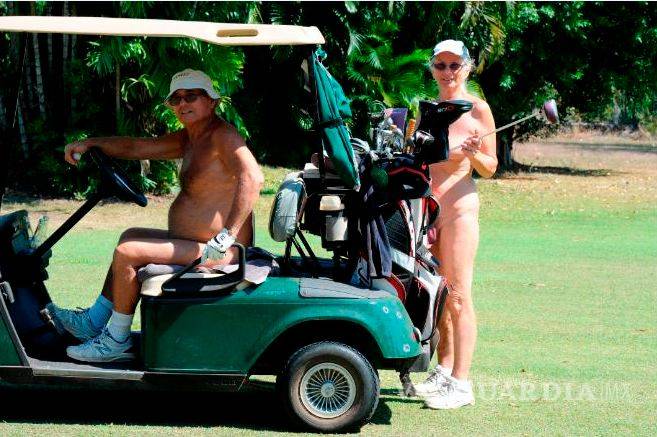 $!Los golfistas en Australia que jugaron...¡completamente desnudos!