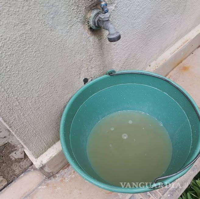 $!El agua con tonalidades amarillentas salió de las llaves en colonias del oriente y sur de Saltillo tras las lluvias.