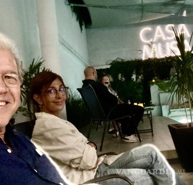 $!El autor y su esposa Gaby Kalifa, al lado de la alberca de Casa Musa.