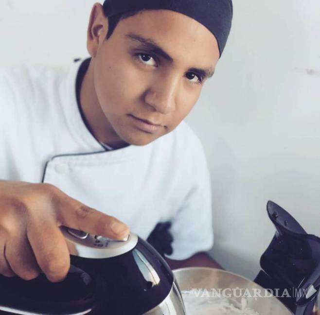 $!Juan Antonio comprende que su trabajo va más allá de mezclar ingredientes; el pan simboliza unión familiar e identidad nacional.