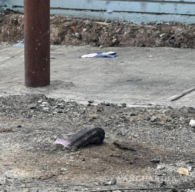 $!El calzado de una vecina permanece incrustado en el concreto derramado por la revolvedora, símbolo del abandono oficial y del dolor que aún persiste en la zona afectada.