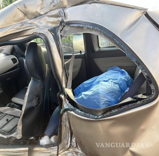 $!El cuerpo de una de las jóvenes quedó sin vida en el interior del coche.