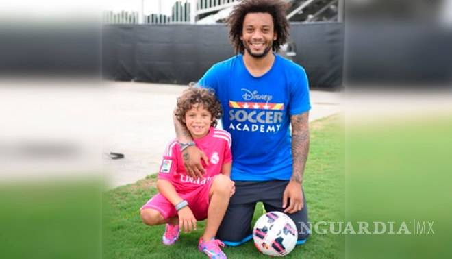 $!El hijo de Marcelo enloquece el vestidor del Madrid con su habilidad con el balón