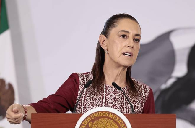 Por primera vez, Claudia Sheinbaum muestra cautela y evita una “defensa apasionada de un gobierno aliado” en el caso de Colombia, observa el autor de Estrictamente Personal.