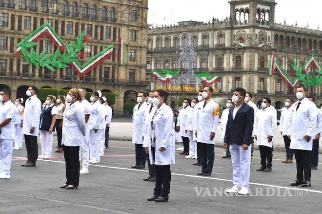 $!AMLO y su esposa encabezaron Desfile Militar, condecoró a personal médico