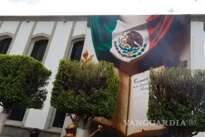 $!Colocan murales patrios en Tlaxcala hechos con IA; exhiben manos con 6 dedos y escudo con águila sin cabeza