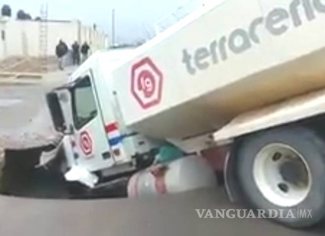 $!Camión prácticamente es “tragado” por la tierra en Torreón