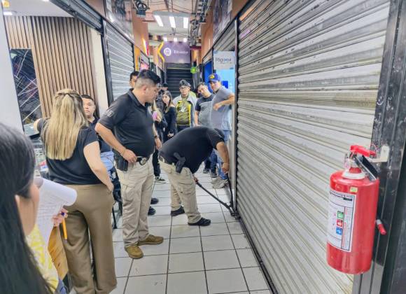 Aseguran 50 celulares en cateo a la Plaza de la Tecnología en Monterrey