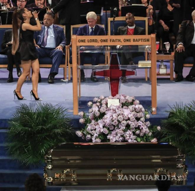 $!Tunden en redes sociales a Ariana Grande por minivestido en funeral de Aretha Franklin