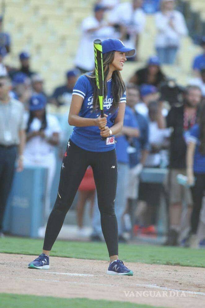 $!Eiza González es la fan número uno de Dodgers