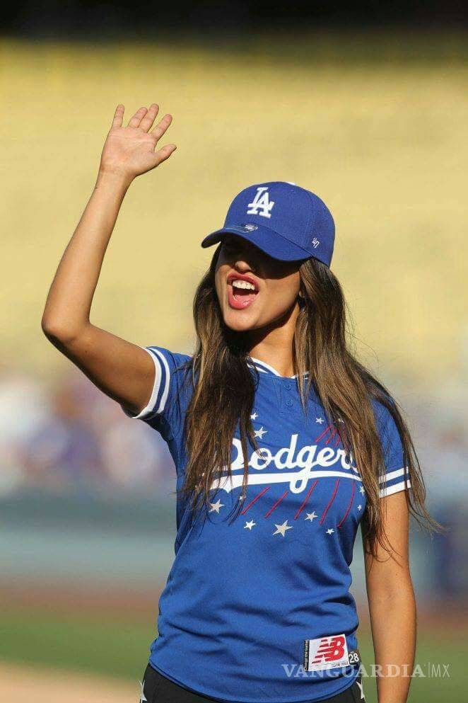$!Eiza González es la fan número uno de Dodgers