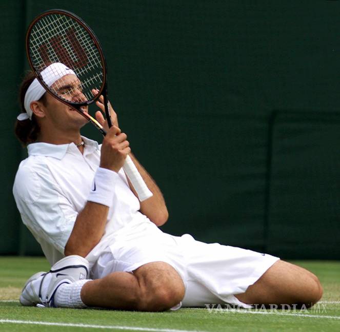 $!Roger Federer celebra después de ganar su partido de la cuarta ronda contra el Pete Sampras en Wimbledon el lunes 02 de julio de 2001.