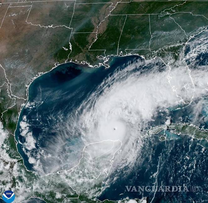 $!Fotografía satelital cedida por la NOAA) a través del NHC donde se muestra la localización del huracán Milton en el Golfo de México.