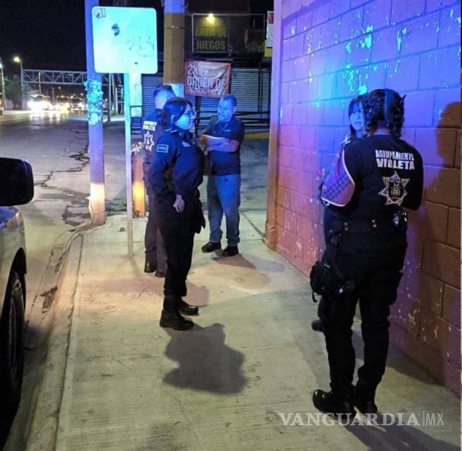 $!Elementos de la Policía Municipal realizan recorridos en paradas de transporte y colonias de Saltillo para brindar seguridad a quienes inician su jornada laboral desde tempranas horas.