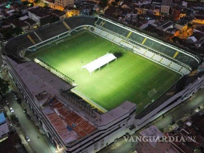 $!Estadio Vila Belmiro coloca estructura en el centro del campo.
