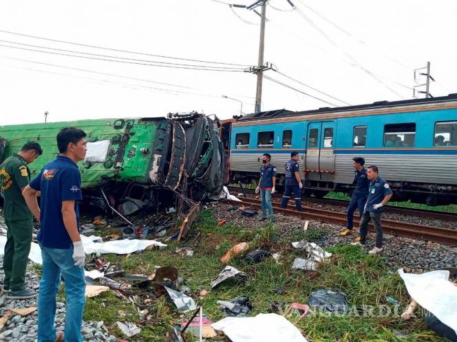 $!Choque entre autobús y tren deja 18 muertos en Tailandia