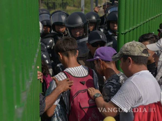 $!INM y Guardia Nacional realizan operativo en la frontera sur por llegada de migrantes