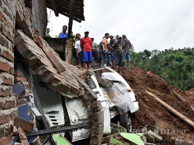 $!Alud de tierra en Indonesia deja un muerto y 26 desaparecidos
