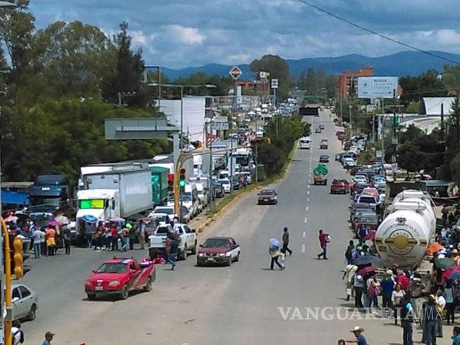 $!La CNTE en Oaxaca suspende clases y realiza bloqueos por Quinto Informe de Peña Nieto