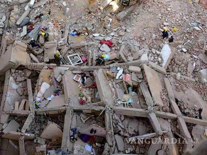 $!Mueren 23 personas al colapsar edificio en Egipto