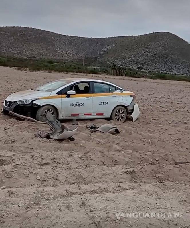 $!Elementos de la Guardia Nacional acudieron al lugar del accidente, pero al llegar encontraron el taxi abandonado y sin rastros del conductor.