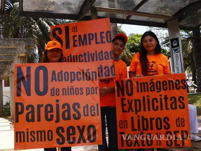 $!Asociaciones civiles se manifiestan contra matrimonios gay en Tabasco