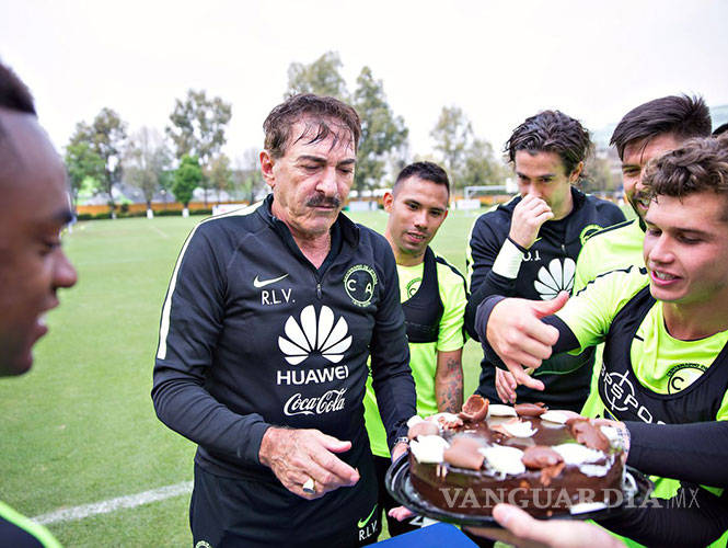 $!Pastelazo a La Volpe; celebran su cumpleaños en Coapa