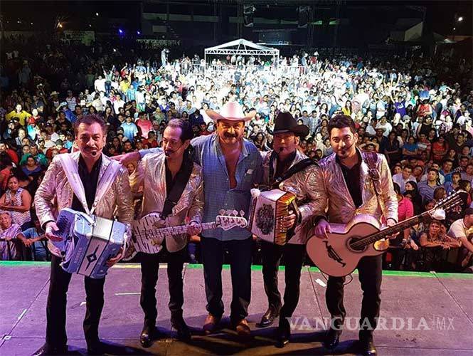 ‘Layín’ rinde su segundo informe junto a los Tigres del Norte; anuncia concierto de Maná